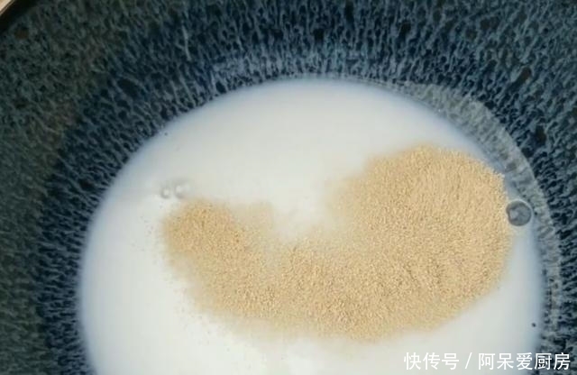 家里有苹果可以这样做，加一碗面粉，不烤不油炸，柔软拉丝，好吃