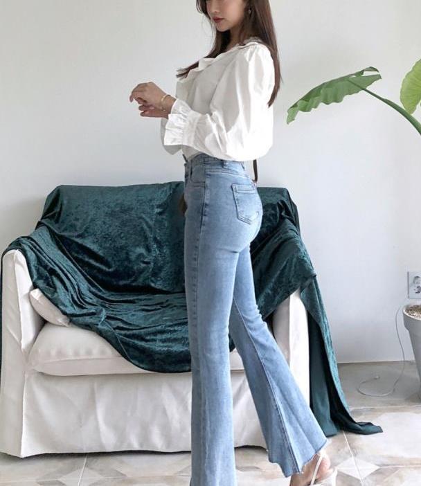 运动风 牛仔裤简约高贵的优雅,为整身的造型炫出最佳可人的魅力