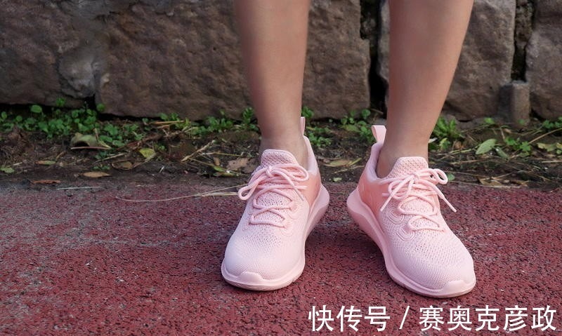 老妈 我用买冰皮月饼的钱,给老妈换了一双咕咚5K跑鞋