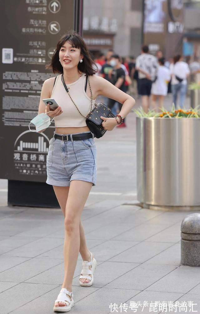 小姐姐 牛仔短裤如何搭配才时髦又洋气?这8套穿搭示范可以看看