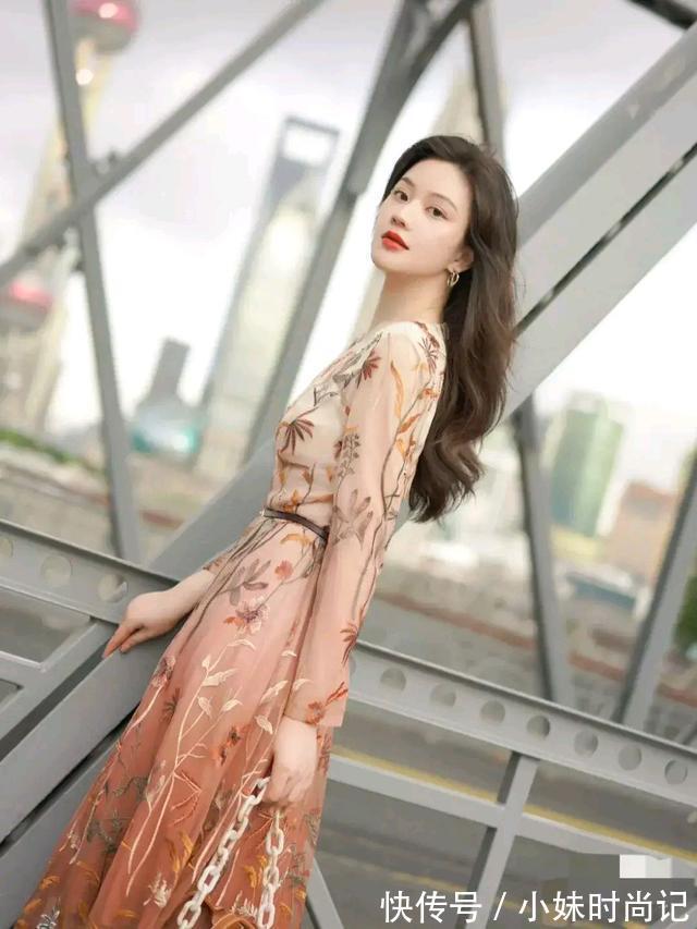 秋天|卡其色包身与裙子相呼应,把秋日感拉满,与秋天撞个满怀