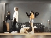 |搞笑GIF:花大价钱来看的表演 你们说我是不是被骗了