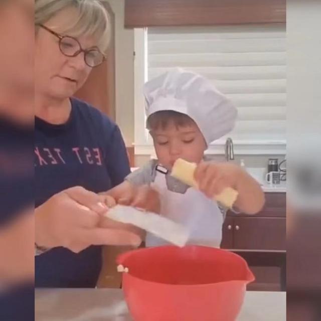 厨房|萌娃厨房帮妈妈打下手，随手抓食材往嘴里送火了，网友：防不胜防