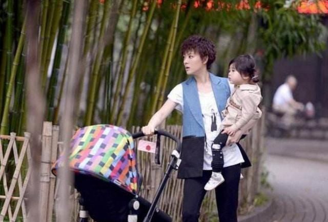 玩具垫|宝妈留3岁女儿在家,自己出门取快递,回家后的景象让她表情凝固