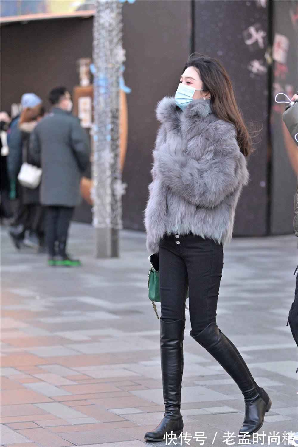 紧身裤 长靴要搭配出保暖感觉,还是要和紧身裤组合,显身材,还很酷