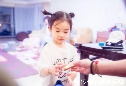 爆米花|爸爸把女儿的衣服穿反了,妈妈正要发火,女儿一个转身,妈妈笑了