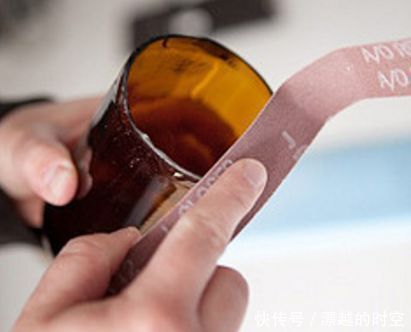 家里的啤酒瓶别扔,这样改造一下拿来养花,美丽实在又省钱