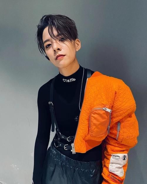 《青3》开播，吴世勋好友自嘲吓到腿软，选手看Lisa跳舞落泪被吐槽太母