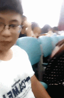 |搞笑GIF:阿姨,你就不能等它凉了之后再吃吗?