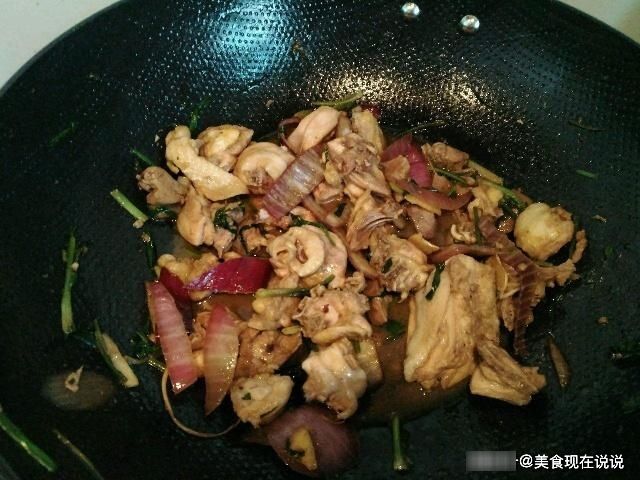 炒鸡肉时，先加盐还是后加盐？大厨：牢记“3点”，鸡肉香嫩入味