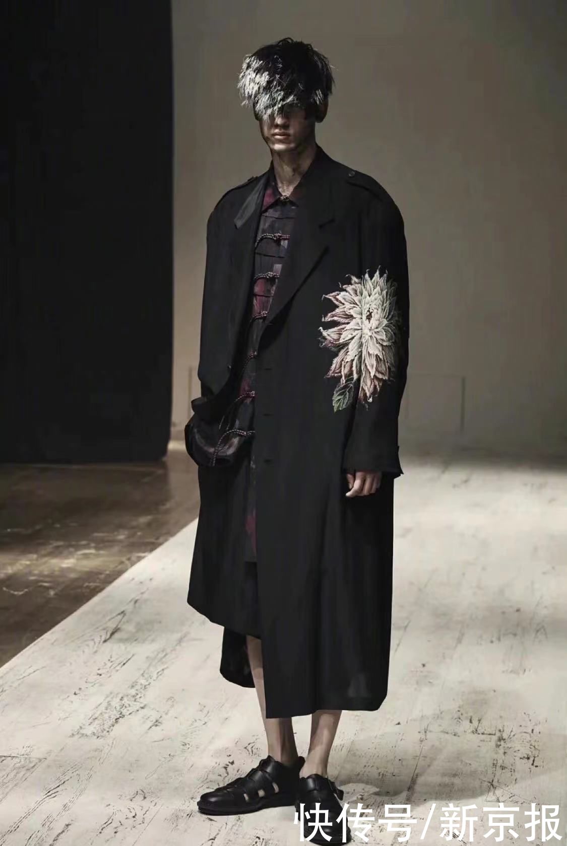 男装周|从巴黎男装周看Z世代如何耍帅？穿衣戴帽更像一场游戏