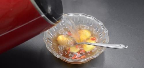 生姜和枸杞一起泡水喝,作用真厲害,解決了很多男人女人的困擾