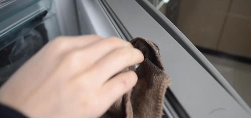 发霉|冰箱封条发霉了别再用酒精擦了, 用它一擦就干净, 越早知道越好