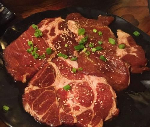 这块肉最好吃，一头猪只有五六斤，软嫩不油腻，内行买也要提前说