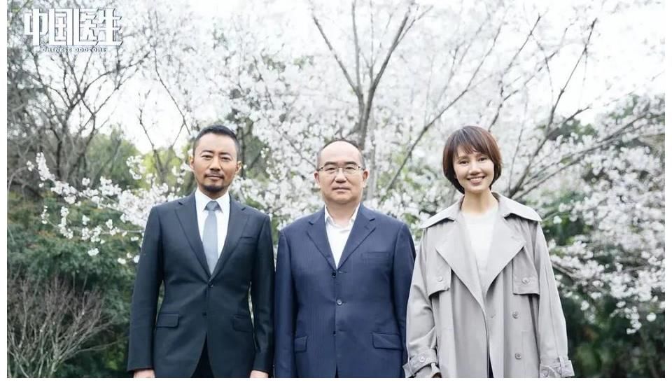 袁泉|《中国医生》首映太感人：张涵予袁泉泪洒现场！观众含泪五次鼓掌