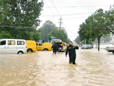 暴雨|爱比雨大 暴雨灾情下的无声大爱