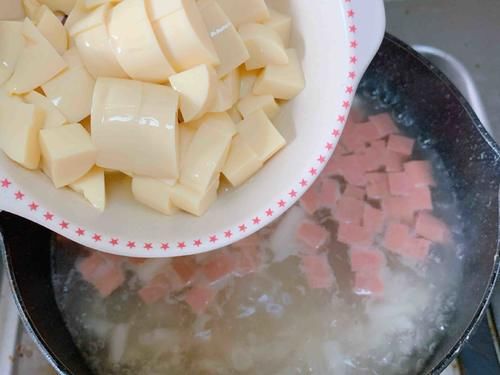 它是天然“堿性食物”，女性常吃，補益氣補血，美容養顏，頭發也變得烏黑發亮！