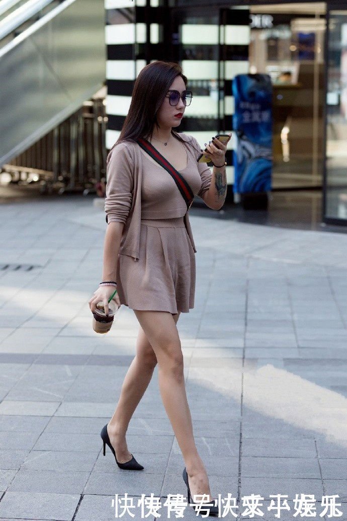 街拍个性时尚的小姐姐,穿搭紧身裙,彰显出十足魅力