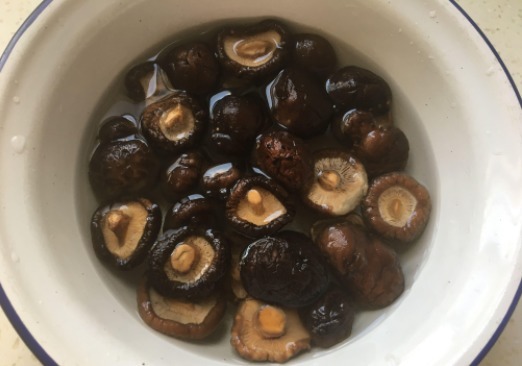 香菇跟它真是绝配,嫩滑多汁,五块钱一大盘,比大鱼大肉还香