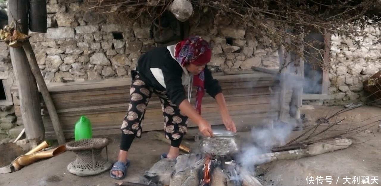 尼泊尔|尼泊尔山区农村建房子,主人砍五斤黑猪肉,红烧猪肉招待帮忙的