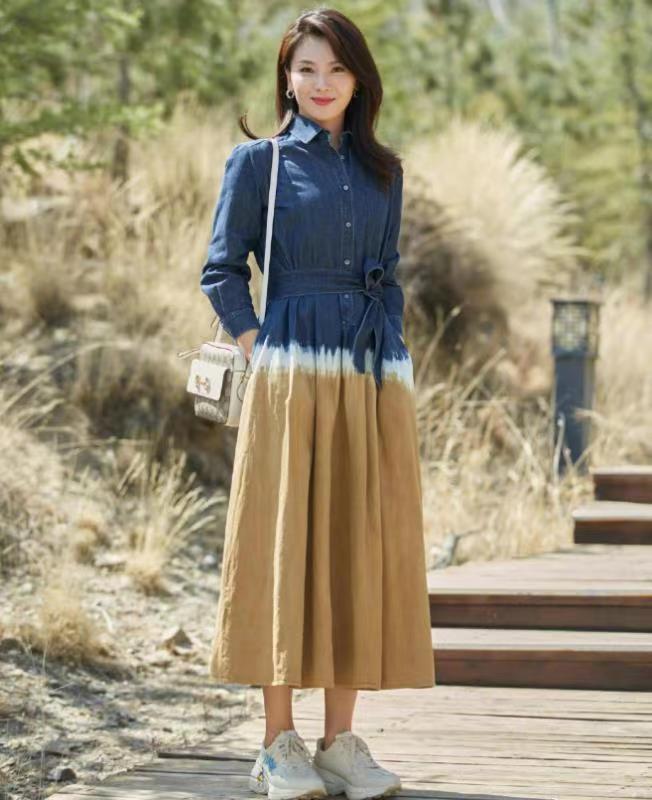 外套|刘涛美得“优雅温婉！穿一袭牛仔拼接色连衣裙拍时尚大片，超洋气