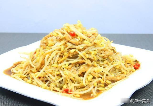 绿豆芽|绿豆芽炒肉丝怎么做不出水，厨师长教你小技巧，清脆爽口又入味