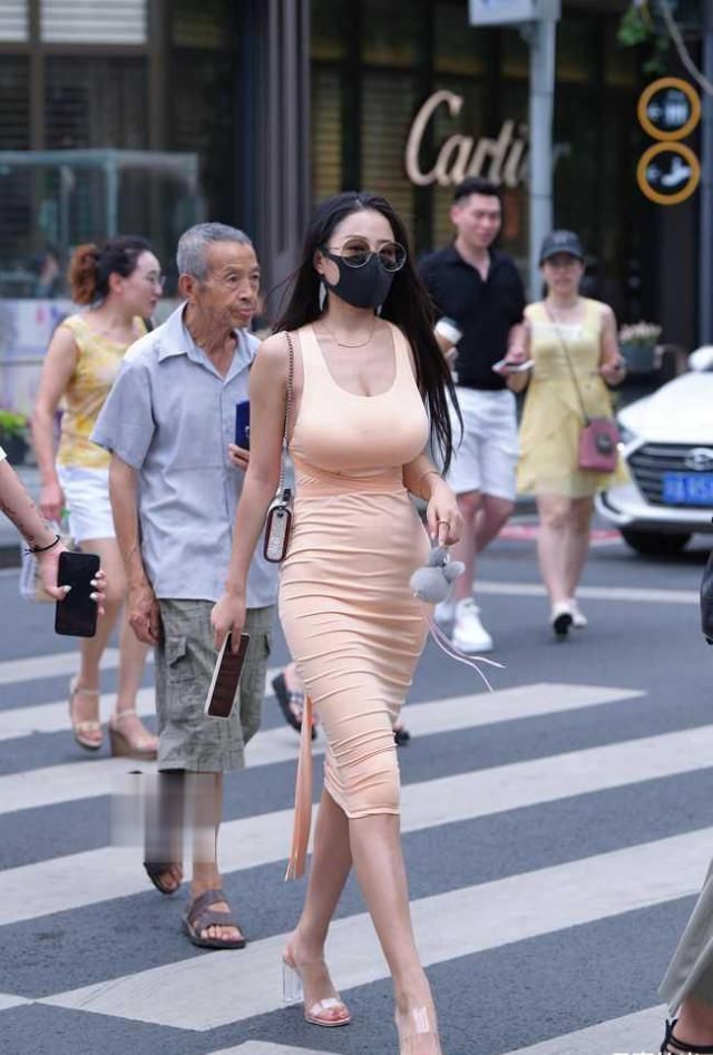 走在街上,这种身材配连衣裙,“老司机”也开不动