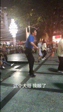 |搞笑GIF段子:不是说女追男隔层纸吗?这也太好追了吧,哈哈哈哈