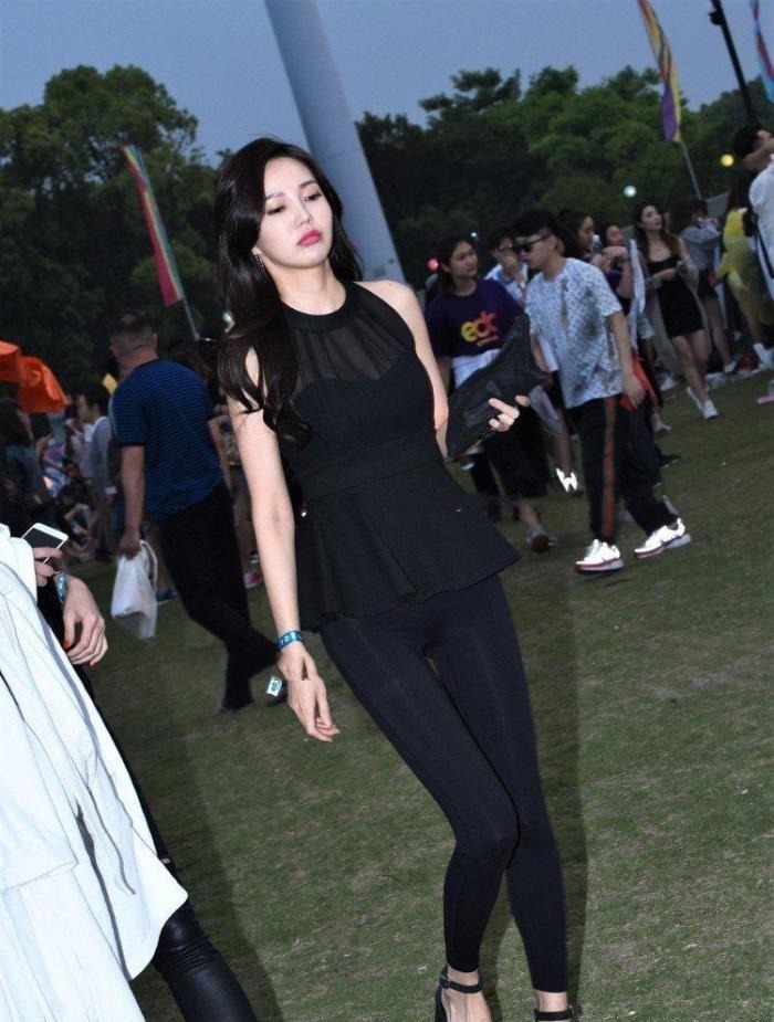 打底裤搭配无袖蕾丝上衣,温婉气质楚楚动人