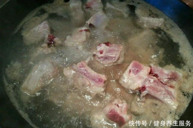 为啥排骨焯水后变得又腥又柴看到大厨操作才知道,问题出在水上