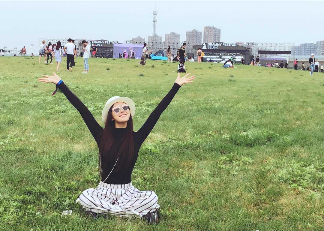 菅纫姿不愧是气质丽人,黑色露肩上衣配阔腿裤潇洒随性,舒适洋气