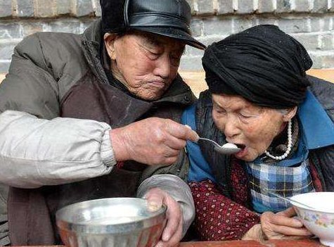 睡眠时间|128岁老人抽烟又喝酒,长寿只因从不碰一物,早了解早受益