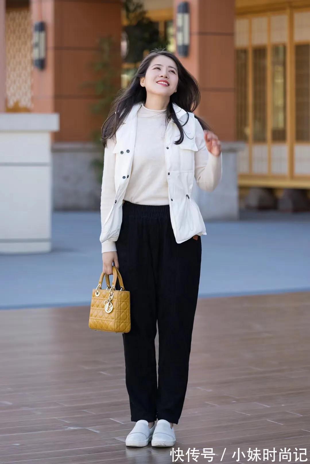 穿一件简洁轻便的背心,又保暖又不碍事,还时尚好看