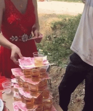 |搞笑GIF趣图:十分钟吃十个馒头!撑死你个饭桶