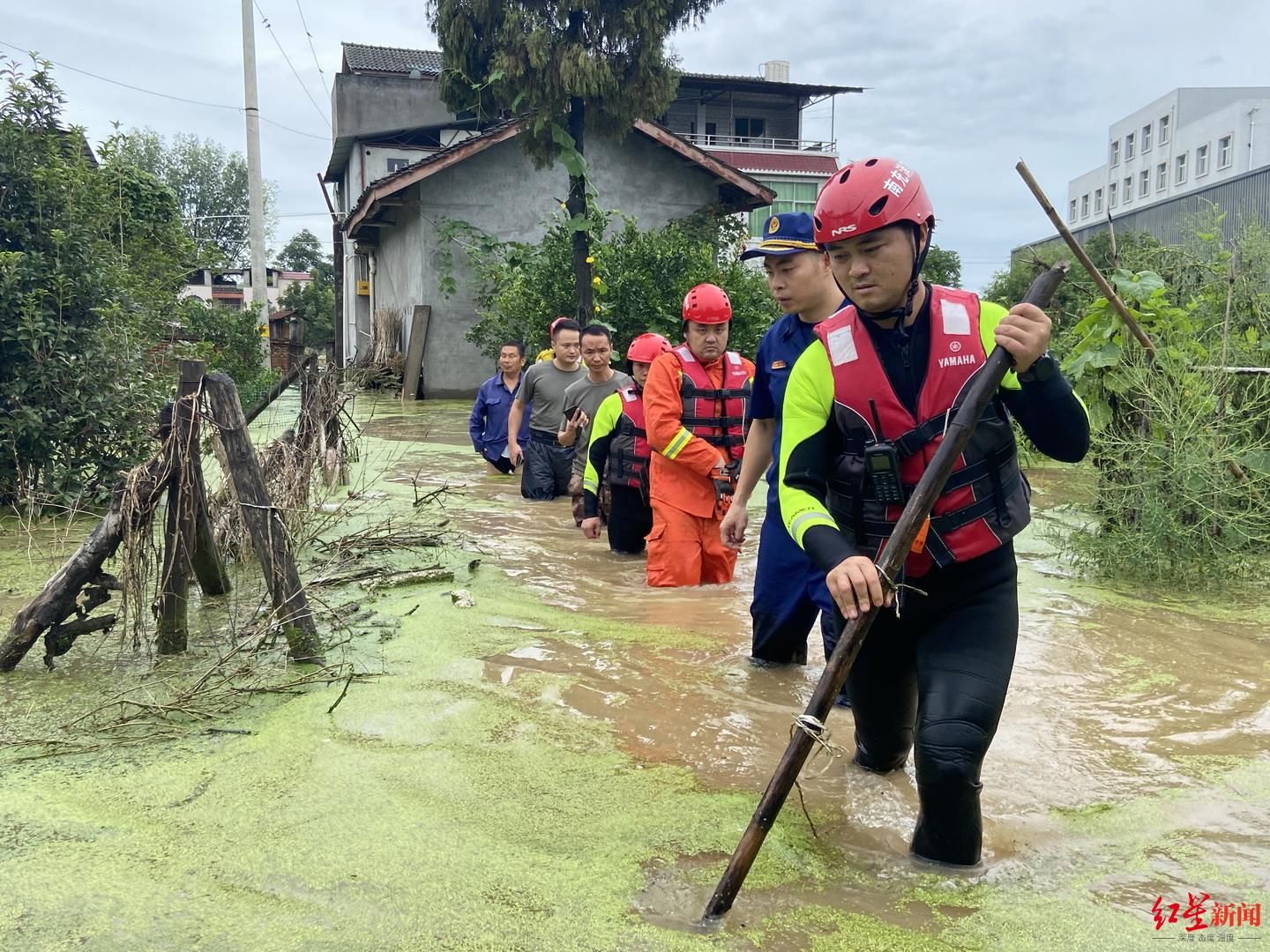 王波|四川阆中强降雨致群众被困，消防员徒步涉水救出22人