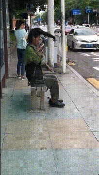 |搞笑GIF：当空姐也不容易啊，下班后没想到是这样子呢