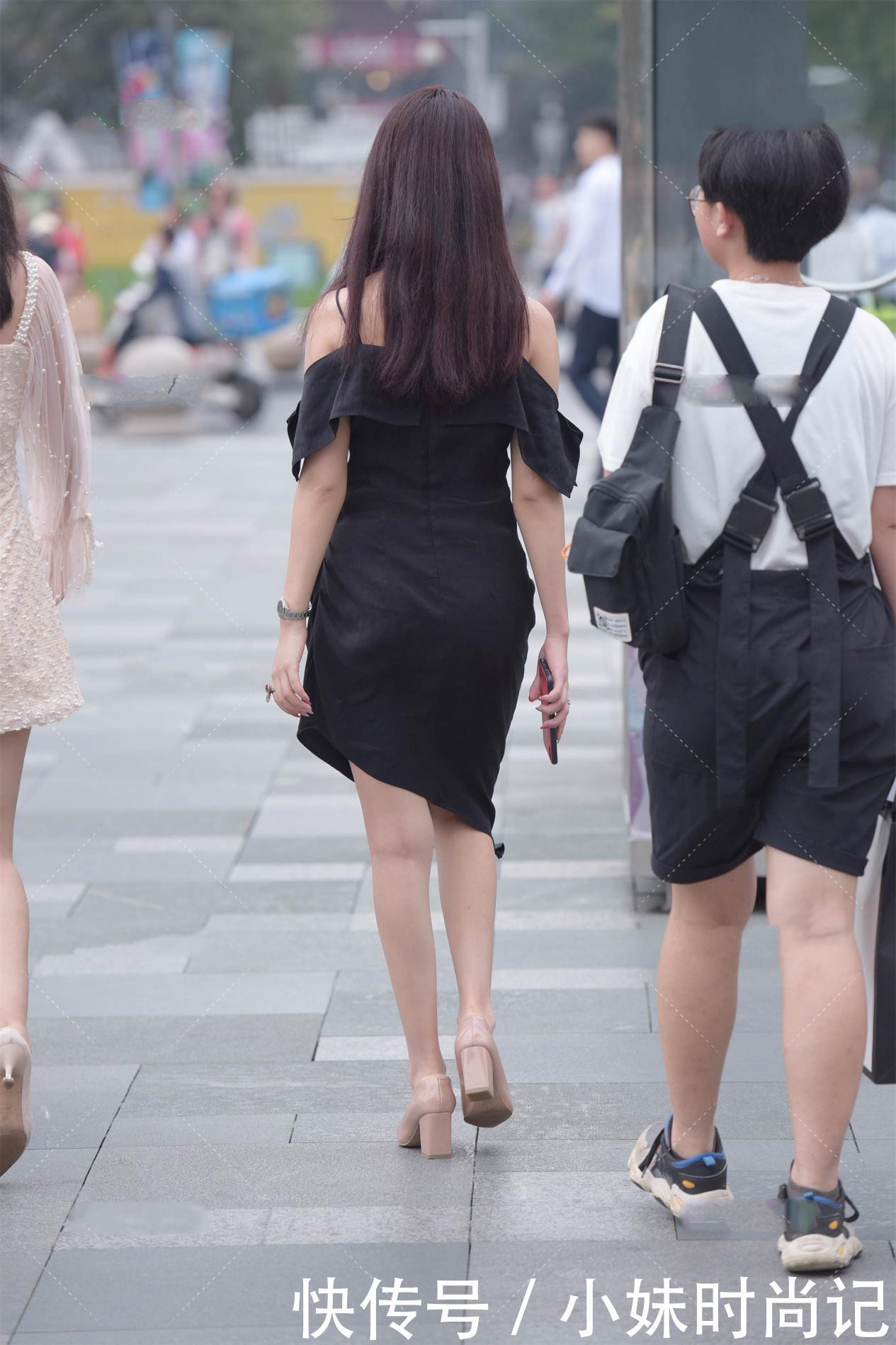 街拍:清冷又高贵的搭配, 就选黑色连衣裙搭配同色系脖圈