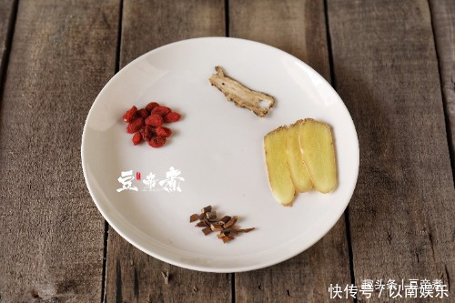 煮鱼汤时,要记得这两个步骤,才能奶白好喝,鱼肉还鲜嫩好吃