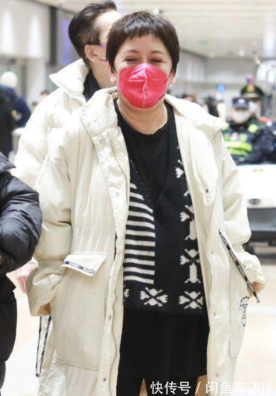 深色|向太也是洋气人,剪“超短发”配圆脸好富态,穿8万羽绒服更贵气