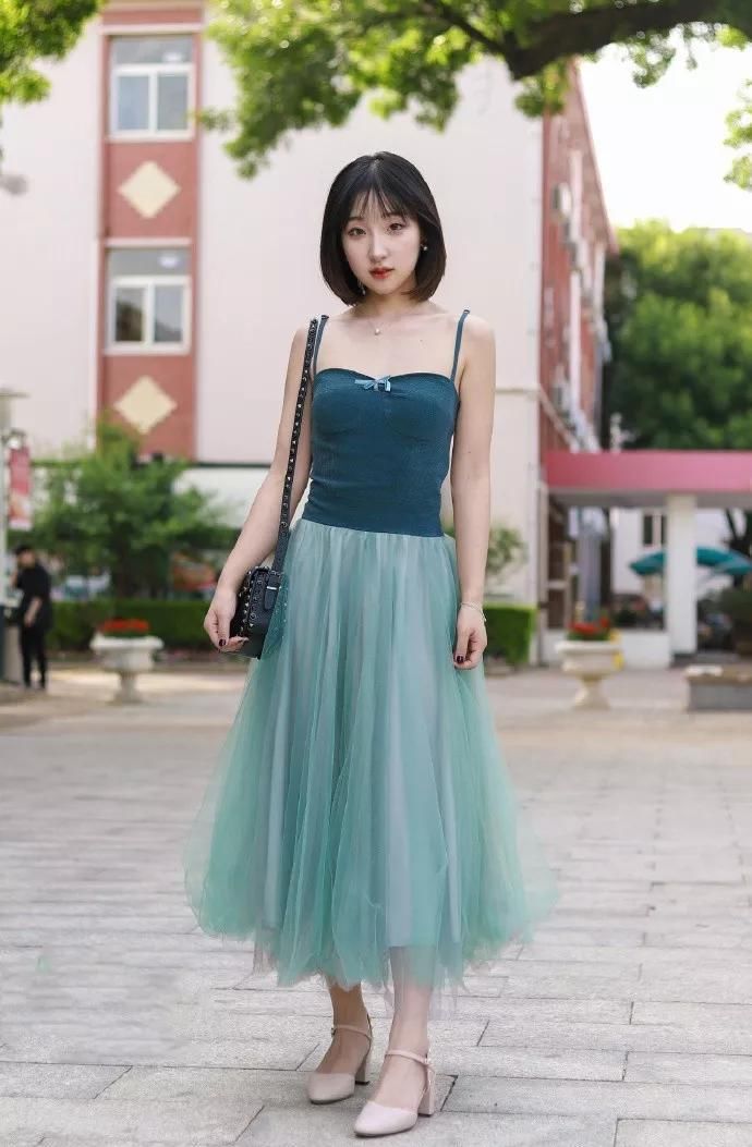 美女脚上穿着一双一字带的高跟鞋，让她身上带有一股仙女般的气质