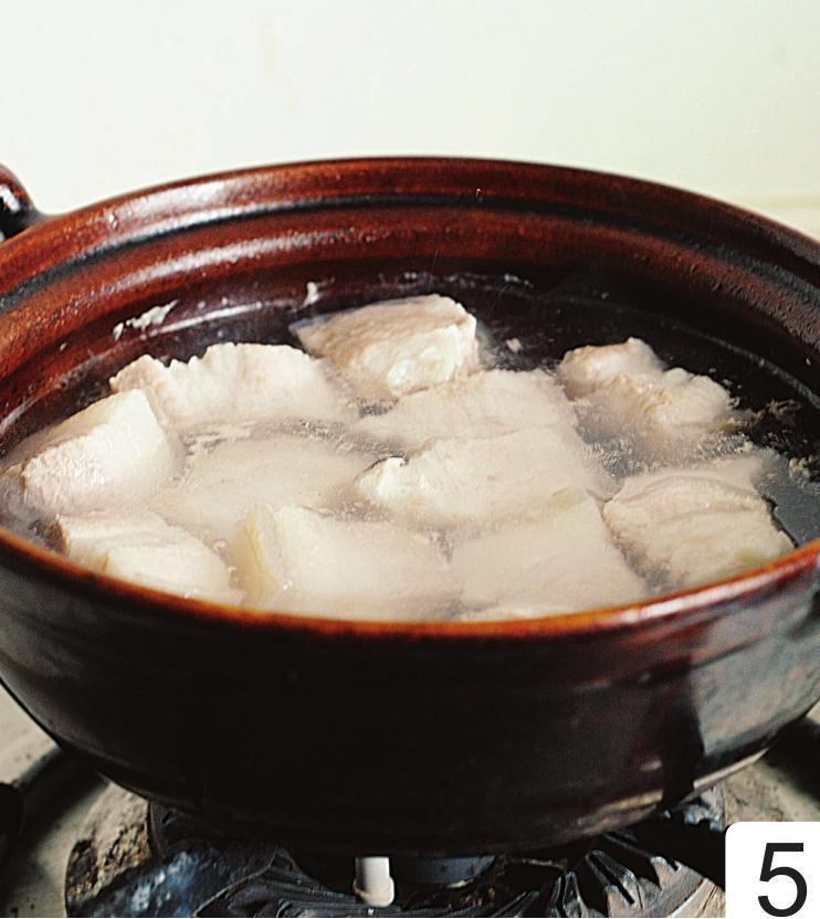 想要做好吃的红烧肉，还是得放入凉水，厨房小白也能百分百成功