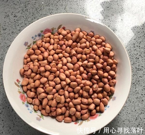 下酒菜|炒花生米时,直接下锅就废了,多加一步,花生更香脆,还不回潮