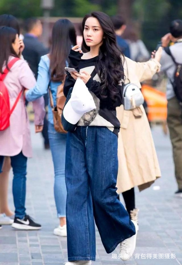 女生们|路人街拍,美女选择一款米白色的露肩连衣裙,时尚又有女神范