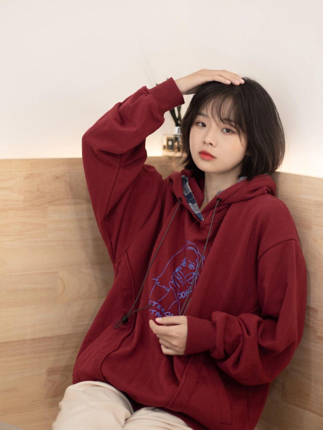 红色字母卫衣+白色休闲裤,韩范十足!|早秋卫衣合集| 韩范