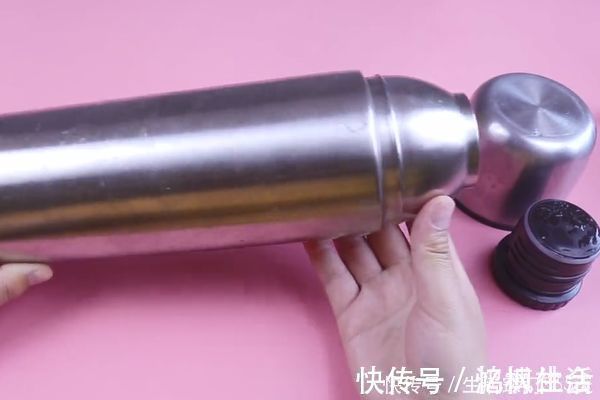保温杯太深不好清洗?教你一招,不用一滴洗涤剂,茶垢污渍全洗净
