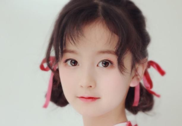 走红|幼儿园“混血女孩”走红,即使眼神迷离,也成为关注“焦点”