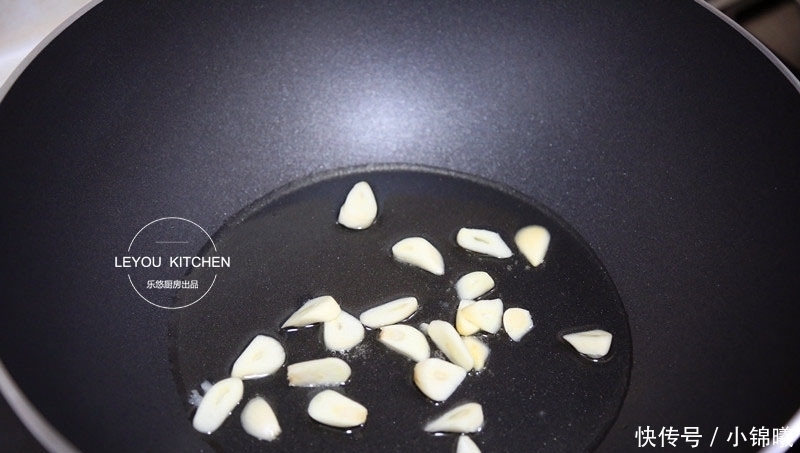 没怎么调味，却很鲜美的一道菜，热量不高，常吃大肚腩越来越小