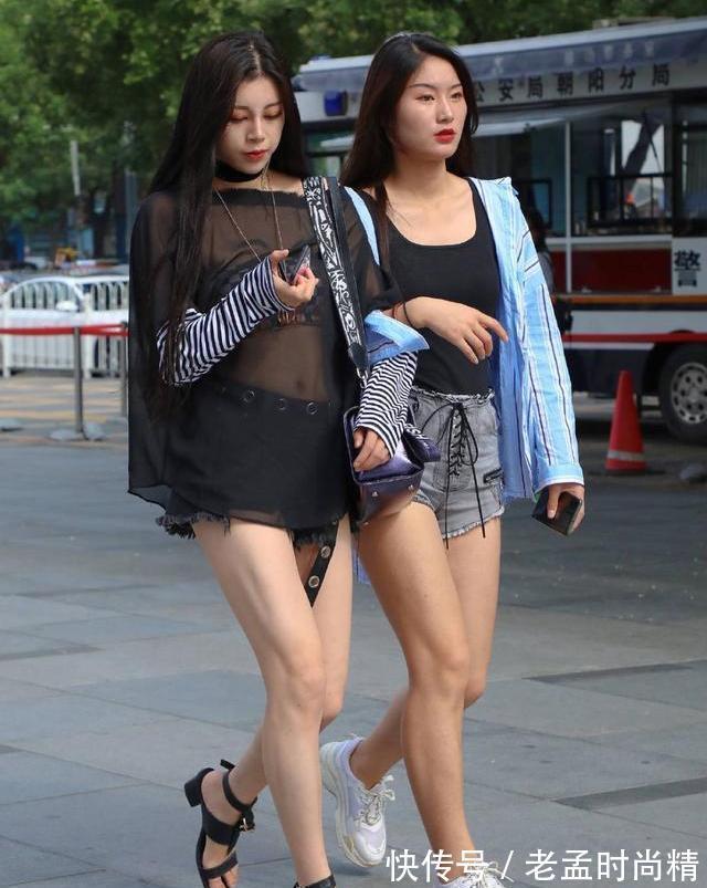 蕾丝 花边长袖和牛仔短裤让胖女孩更加苗条,性感优雅