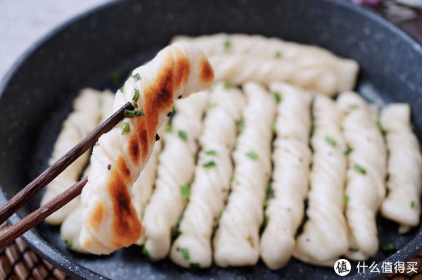 面饼|油煎香葱小卷子，外层香脆，中间松软，吃过一次还想吃
