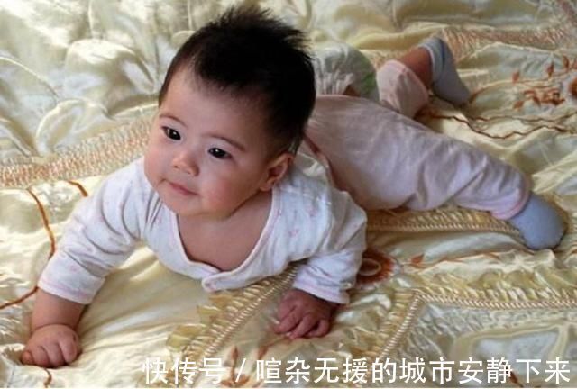 宝宝喝完奶后“很乖”,奶奶却看出不对劲,及时出手救了孩子一命